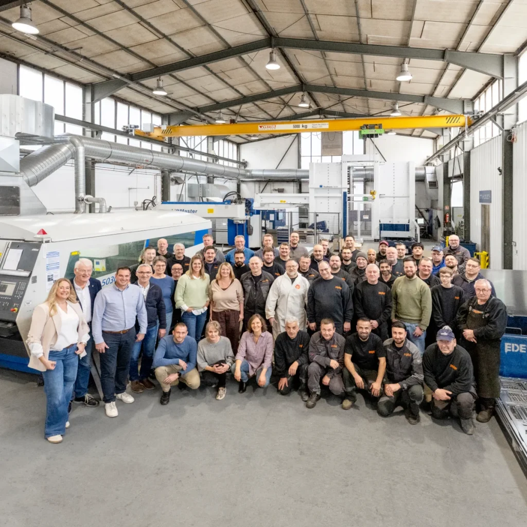 zepter Mitarbeiterinnen und Mitarbeiter bei Gruppenfoto in Werkshalle