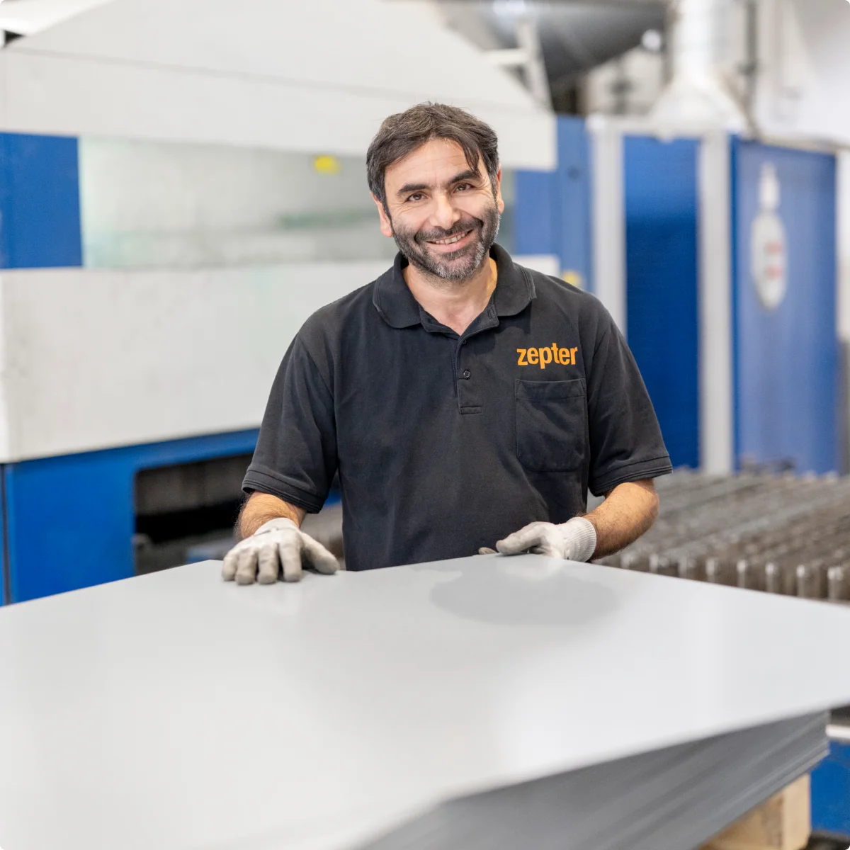 zepter Mitarbeiter in der Produktionshalle bei Fertigung und Montage