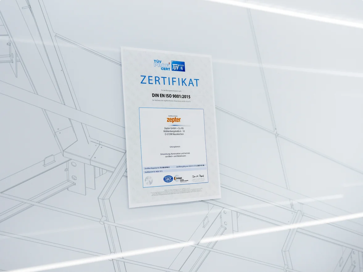 DIN EN ISO Zertifikat auf Konstruktionsplan