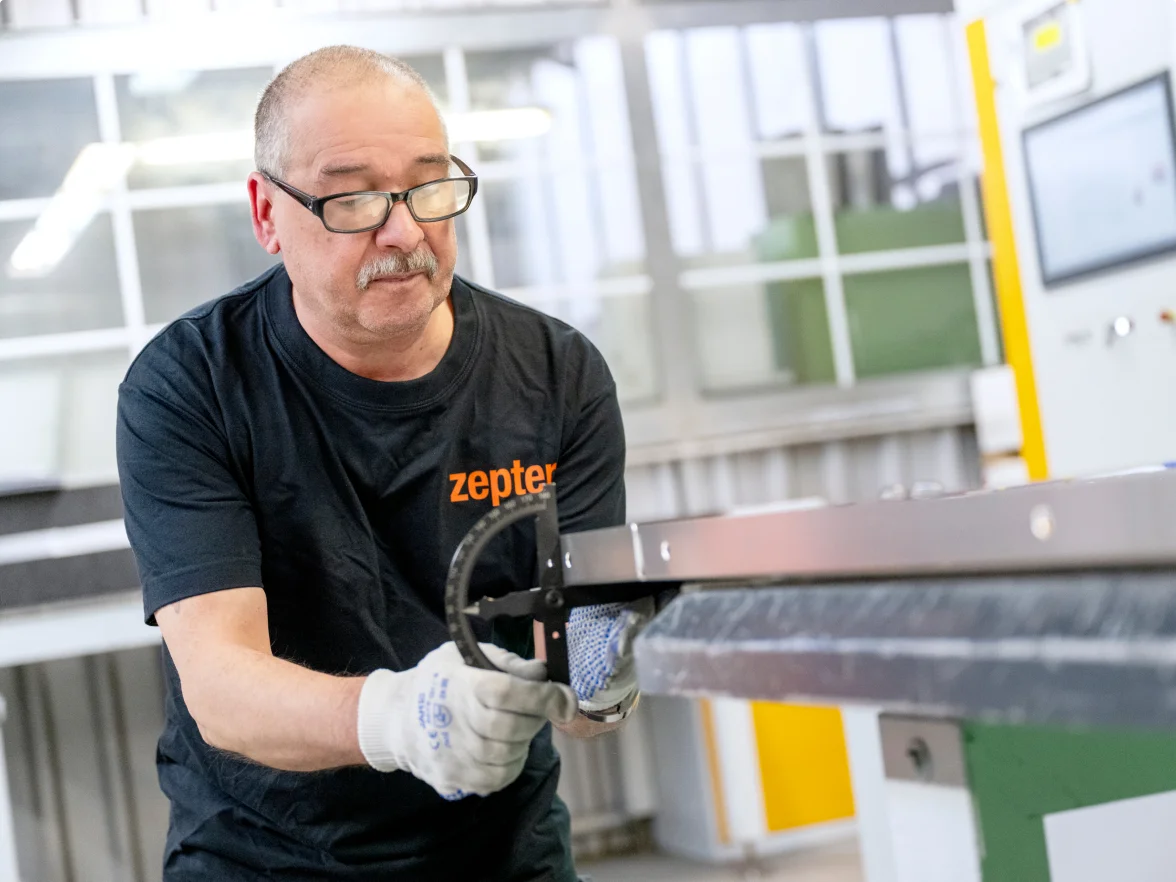 zepter Mitarbeiter bei der Konstruktion an Maschine